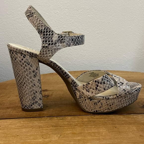 ANNE KLEIN SNAKESKIN HEELS SIZE 9 - Picture 3 of 6